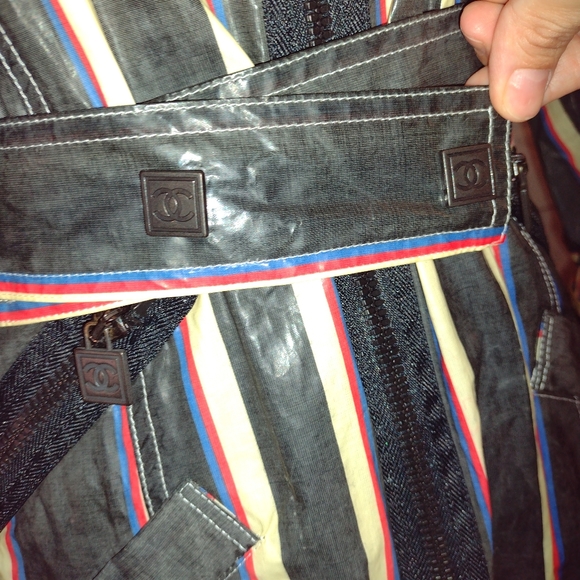 SOLD ♥️CHANEL 2007 Collection Rain Jacket - Picture 8 of 17